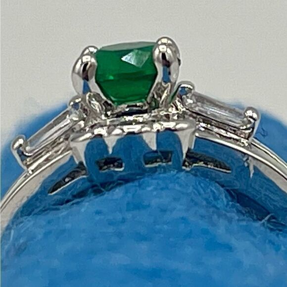May Birthstone Faux Round Green Emerald Rhinestone Mini Cluster Silver Tone Ring - Picture 4 of 12